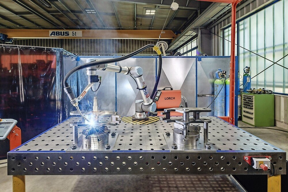 © Lorch
Die Lüneburger Jorado Maschinenbau GmbH schweißt mit dem neuesten Lorch Cobot.
Cobot im Einsatz