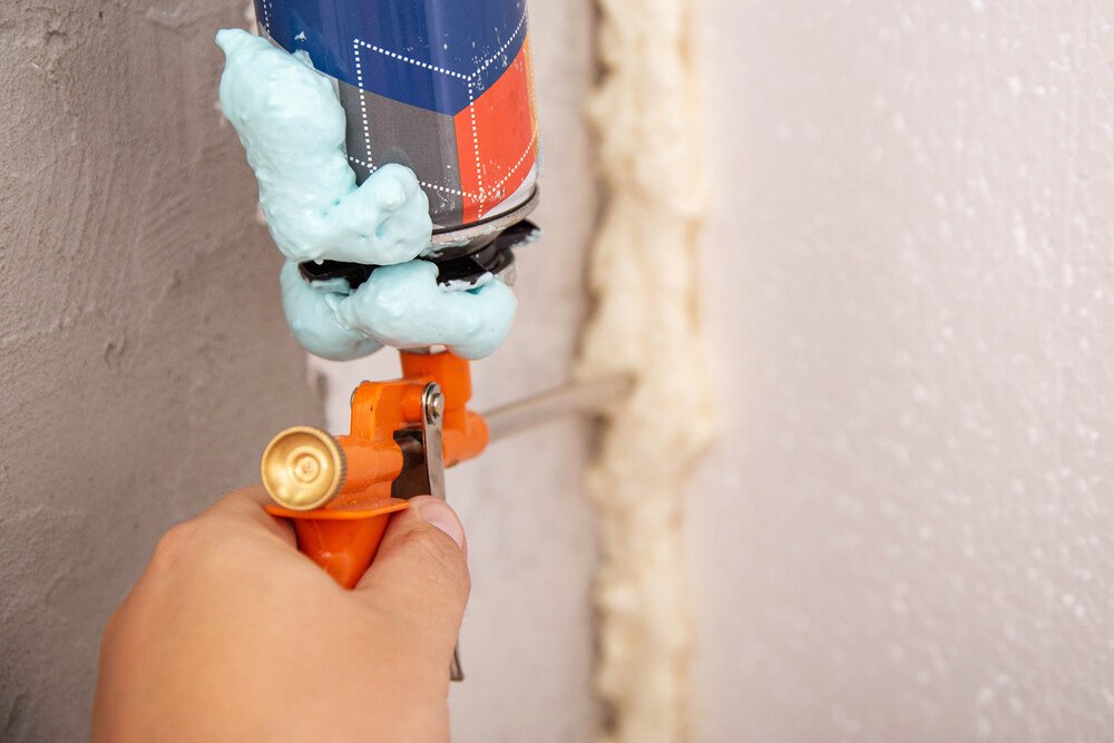 © iStock/Getty Images Plus/Henadzi Pechan
PU-Schäume sind nur eine Gruppe von vielen Bauprodukten, die Diisocyanate enthalten. Bei der Verwendung und Verarbeitung dieser Produkte muss man ab 24. August 2023 eine Schulung nachweisen, wenn sie den Grenzwert von 0,1 Gewichtsprozent dieser chemischen Inhaltsstoffe übersteigen.
PU-Schäume sind nur eine Gruppe von vielen Bauprodukten, die Diisocyanate enthalten. Bei der Verwendung und Verarbeitung dieser Produkte muss man ab 24. August 2023 eine Schulung nachweisen, wenn sie den Grenzwert von 0,1 Gewichtsprozent dieser chemischen Inhaltsstoffe übersteigen.