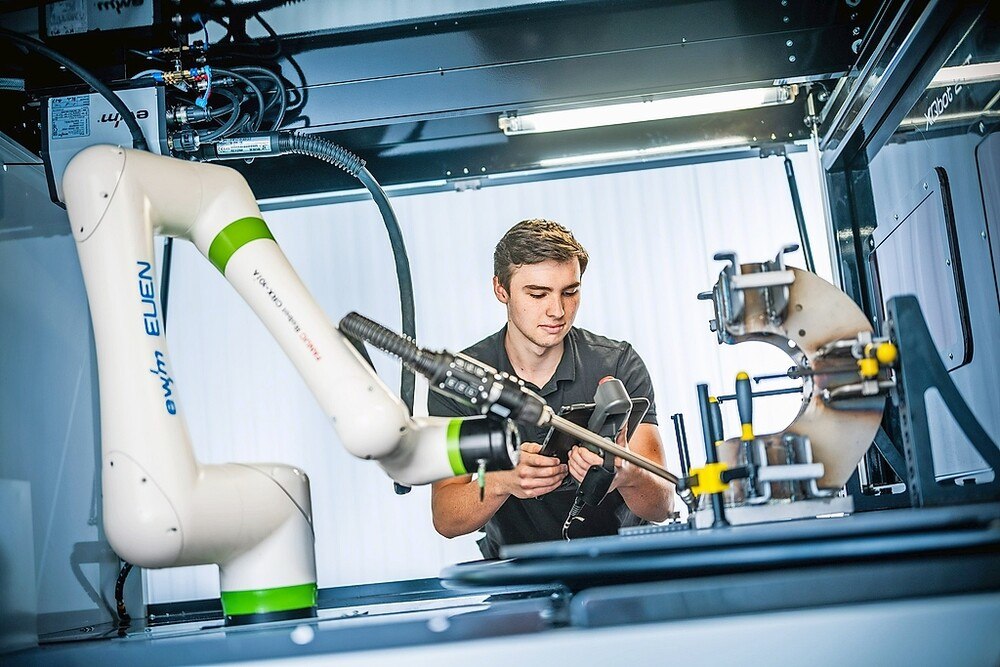 © EWM
Die Schweißzellen sind flexibel einsetzbar und können für automatisierte Prozesse wie auch zum Handschweißen gleichermaßen genutzt werden.
EWM-Schweißzelle mit XQbot