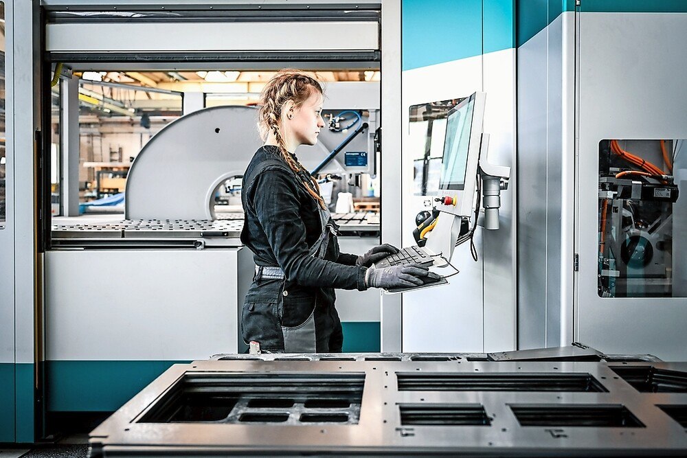 © Udo Mittelberger
Das Biegezentrum Salvagnini P2lean erhöht mit durchschnittlich 17 Kantungen pro Minute die Effizienz in der Produktion von m.köb
Frau an Biegemaschine