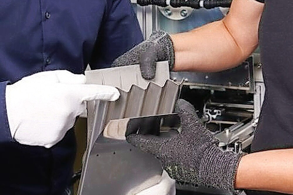 © Jürgen Jeibmann/Fraunhofer IWS
Die Herstellung von Leichtbauplatten und -profilen ohne Klebstoffe oder andere Zusatzmaterialien erleichtert das Recycling am Ende des Lebenszyklus.
Leichtbauplatte aus der Produktion