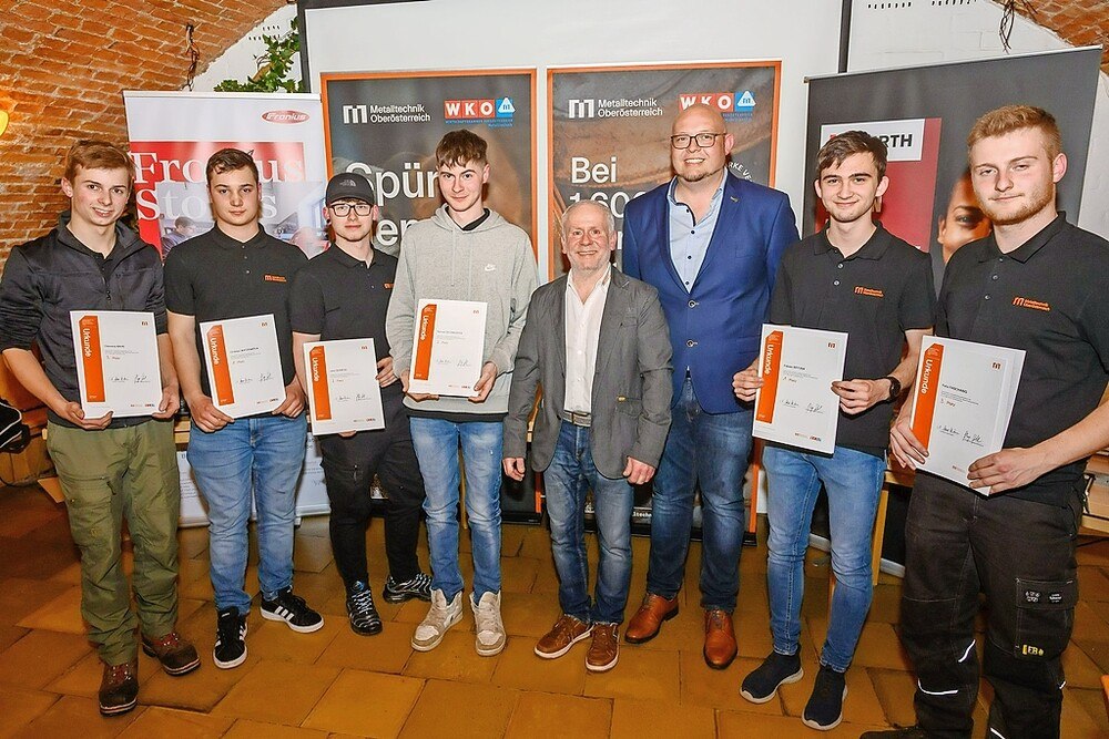 © cityfoto
V.l.n.r.: Clemens Bahr, Christian Watzenböck, Leon Schätzl, Samuel Zechmeister, Bundes- und Landeslehrlingswart Alois Hinterer, Markus Oberdacher, Projektverantwortlicher Landeslehrlingswettbewerb, Fabian Spitzer, Felix Faschang.
Metalltechnik-Sieger Oberösterreich