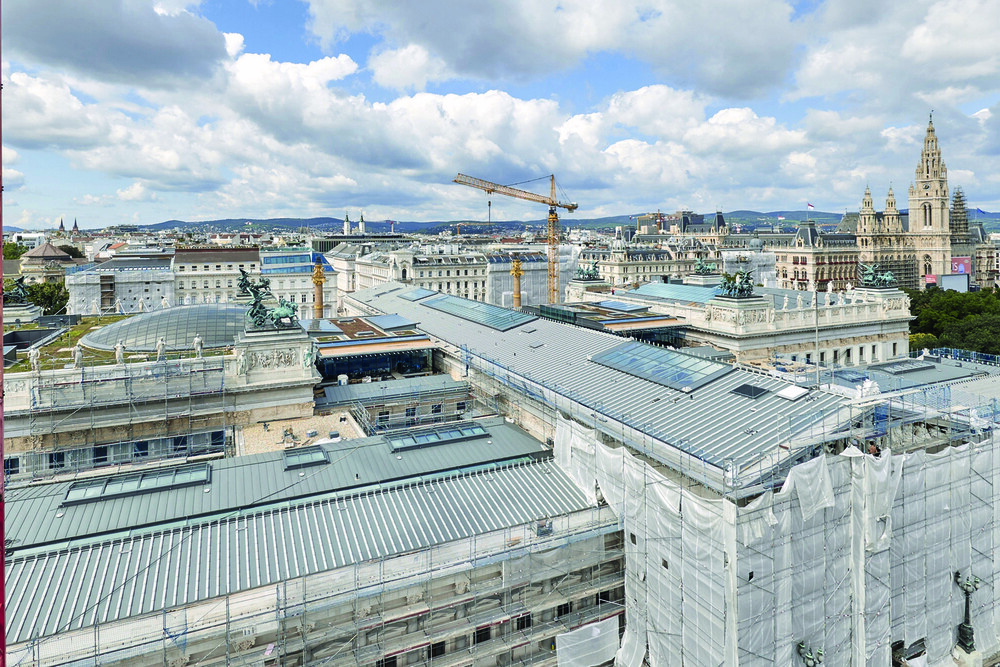 © Prefa/Parlamentsdirektion/Thomas Topf
Die Baustelle in den Endzügen: Blick auf das über 10.000 m2 große neu sanierte Dach des österreichischen Parlaments in Wien.
Die Baustelle in den Endzügen: Blick auf das über 10.000 m2 große neu sanierte Dach des österreichischen Parlaments in Wien.