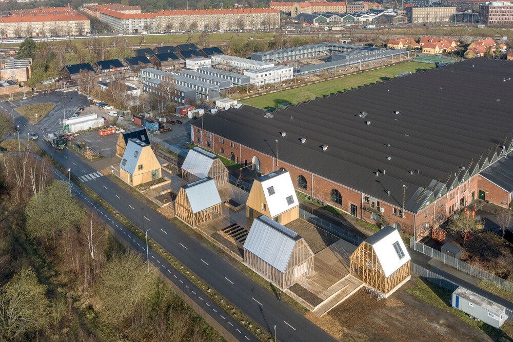 © Adam Mork
Sieben Prototypen zeigen im Rahmen des Projekts "Living Places" in Kopenhagen, wie schon heute nachhaltige Wohngebäude mit einem 3-fach geringeren CO2-Fußabdruck und einem 3-mal besseren Innenraumklima gebaut werden können.
Sieben Prototypen zeigen im Rahmen des Projekts "Living Places" in Kopenhagen, wie schon heute nachhaltige Wohngebäude mit einem 3-fach geringeren CO2-Fußabdruck und einem 3-mal besseren Innenraumklima gebaut werden können.
