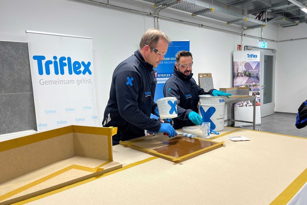 © Triflex
Im TWZ im deutschen Minden schult Triflex Fachverarbeitungsbetriebe im sicheren Umgang mit den Flüssigkunststoffsystemen.
Im TWZ im deutschen Minden schult Triflex Fachverarbeitungsbetriebe im sicheren Umgang mit den Flüssigkunststoffsystemen.