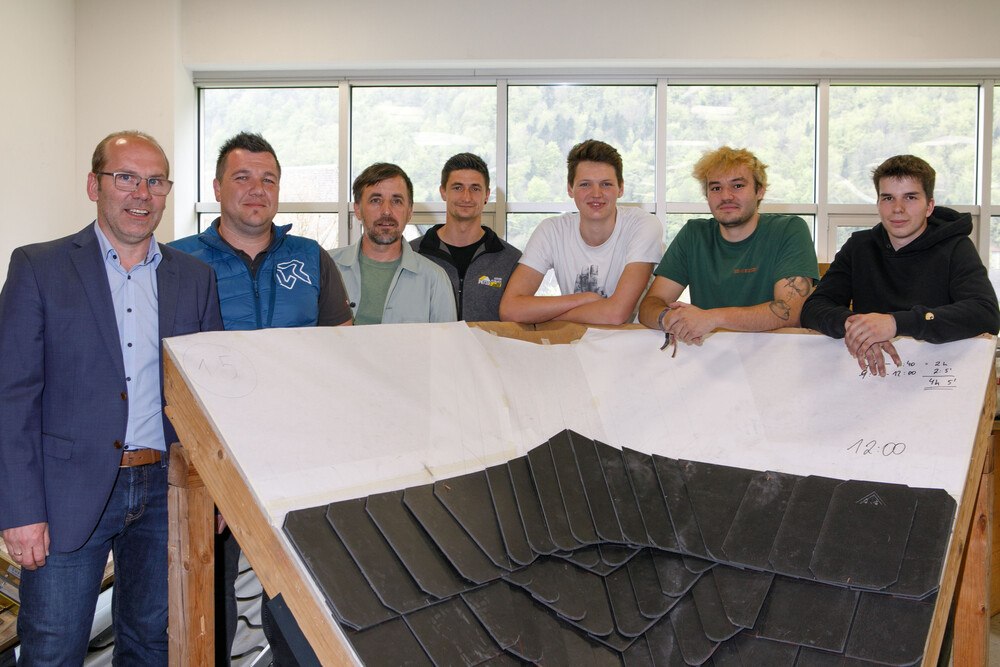 © LI DGS Vlbg.
Die Gewinner im Dachdecker-Bewerb mit Gratulanten nach dem Wettbewerb am 2. Mai in Hallein (von links): Helmut Heiml (Swisspearl), Thomas Plainer (Wienerberger), Innungsmeister Roman Moosbrugger, Lehrlingsbeauftragter Sascha Schroller (Peter GmbH), Zweitplatzierter Niklas Hartmann (Peter GmbH, Götzis), Sieger Jakob Prisching, (Peter GmbH) und der Drittplatzierte Angelo Hutter (Hagspieldach).
Die Gewinner im Dachdecker-Bewerb mit Gratulanten nach dem Wettbewerb am 2. Mai in Hallein (von links): Helmut Heiml (Swisspearl), Thomas Plainer (Wienerberger), Innungsmeister Roman Moosbrugger, Lehrlingsbeauftragter Sascha Schroller (Peter GmbH), Zweitplatzierter Niklas Hartmann (Peter GmbH, Götzis), Sieger Jakob Prisching, (Peter GmbH) und der Drittplatzierte Angelo Hutter (Hagspieldach).