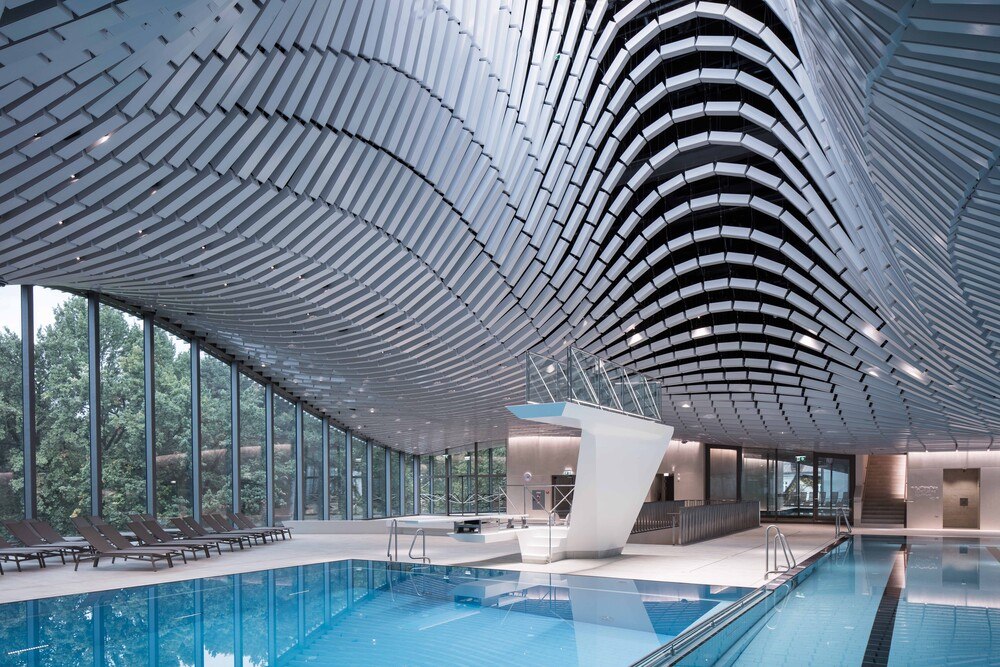 © www.alufenster.at / Christian Richters
Das Paracelsus Bad in Salzburg war das Siegerobjekt des Aluminium-Architektur-Preises 2020.
Das Paracelsus Bad in Salzburg war das Siegerobjekt des Aluminium-Architektur-Preises 2020.