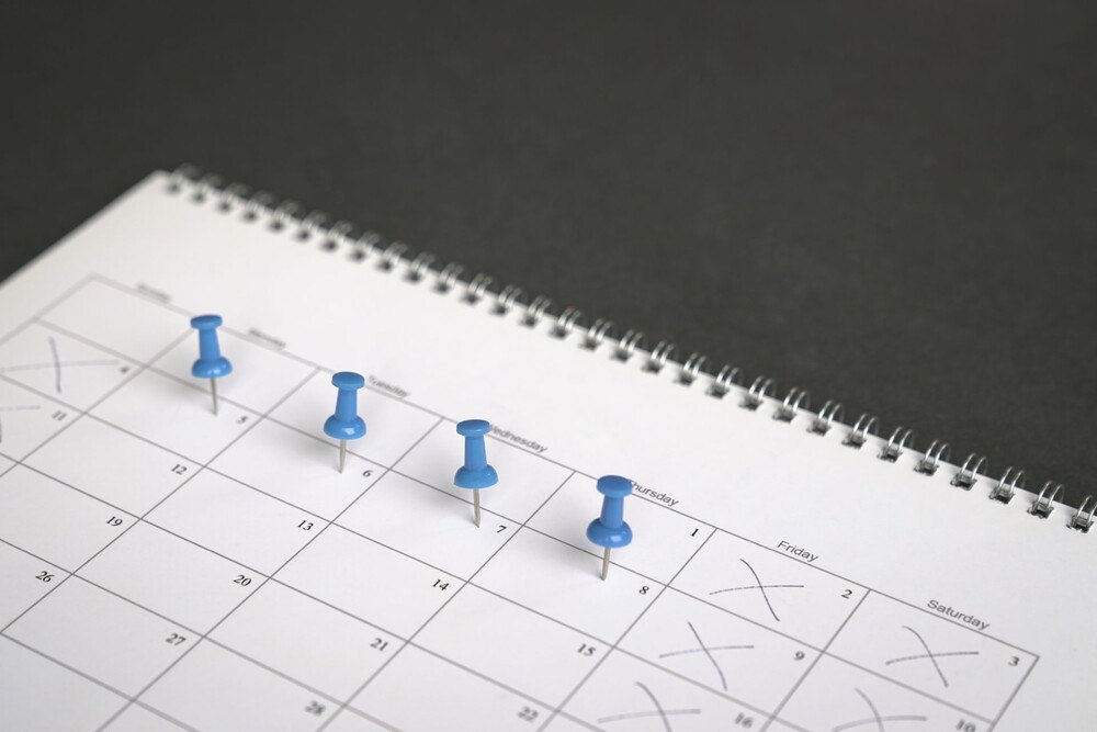 © iStock / Getty Images Plus / sinseeho Kalender mit 4 Arbeitstagen