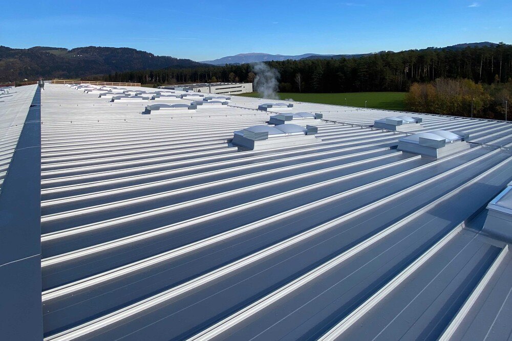 © Eder Blechbau
Der Einsatz des Domico "Element-Daches" in Kombination mit dem "Domitec" Dach ermöglichte die Sanierung von 5.500 m² Hallendachflächen bei laufender Produktion in nur zwei Monaten.
Der Einsatz des Domico "Element-Daches" in Kombination mit dem "Domitec" Dach ermöglichte die Sanierung von 5.500 m² Hallendachflächen bei laufender Produktion in nur zwei Monaten.