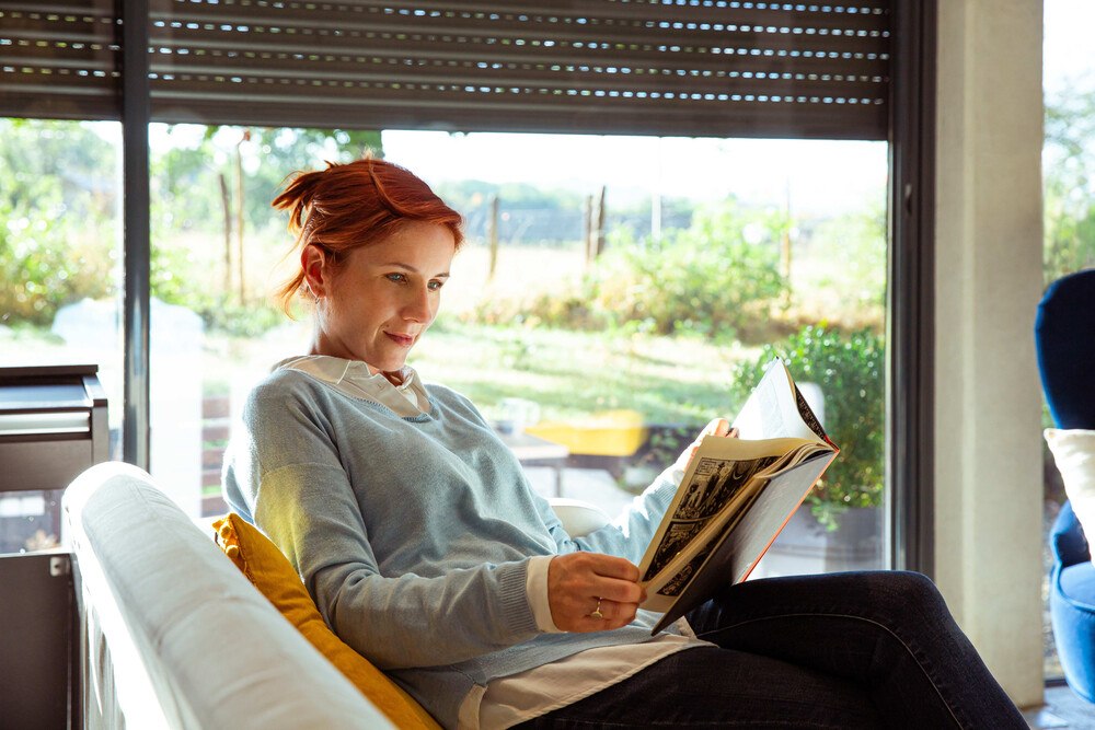 © Bundesverband Sonnenschutztechnik/Somfy
Smarte Technologie nutzt Helligkeits- und Temperatursensoren, um Rollläden, ZIP-Screens und Raffstores automatisch zu regulieren.
Smarte Technologie nutzt Helligkeits- und Temperatursensoren, um Rollläden, ZIP-Screens und Raffstores automatisch zu regulieren.