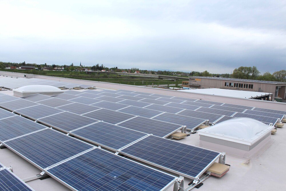 © Amann die DachMarke
Die Hauptfrage vor Planung und Aufbau einer PV-Anlage auf einem Bestandsdach ist die Restlebensdauer des Daches.
Die Hauptfrage vor Planung und Aufbau einer PV-Anlage auf einem Bestandsdach ist die Restlebensdauer des Daches.