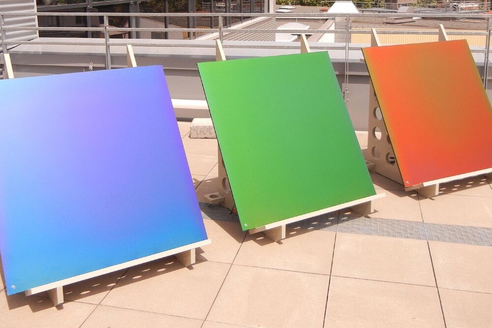 © Fraunhofer Institut für solare Energiesysteme ISE
Durch die Weiterentwicklung der Farbtechnologie bietet die Megasol Energie AG neue Möglichkeiten für die solare Gebäudehülle. Hier drei Beispiele der neuartigen, intensiven Farbgebung.
Durch die Weiterentwicklung der Farbtechnologie bietet die Megasol Energie AG neue Möglichkeiten für die solare Gebäudehülle. Hier drei Beispiele der neuartigen, intensiven Farbgebung.
