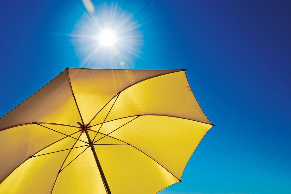 © grafxart8888 / iStock / Getty Images Plus via Getty Images Sonnenschirm als Schattenspender