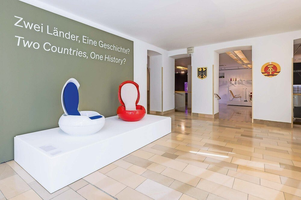 © SKB // Objekte wie das „Senftenberger Ei“ oder „Gartenei“ von Peter Ghyczy (1968) zeigen, dass die Designgeschichte nicht immer streng getrennt verlief: Der futuristische Sessel wurde mit minimalen Abweichungen in Ost- & auch Westdeutschland produziert. Gartenei Gartensessel - BRD vs. DDR