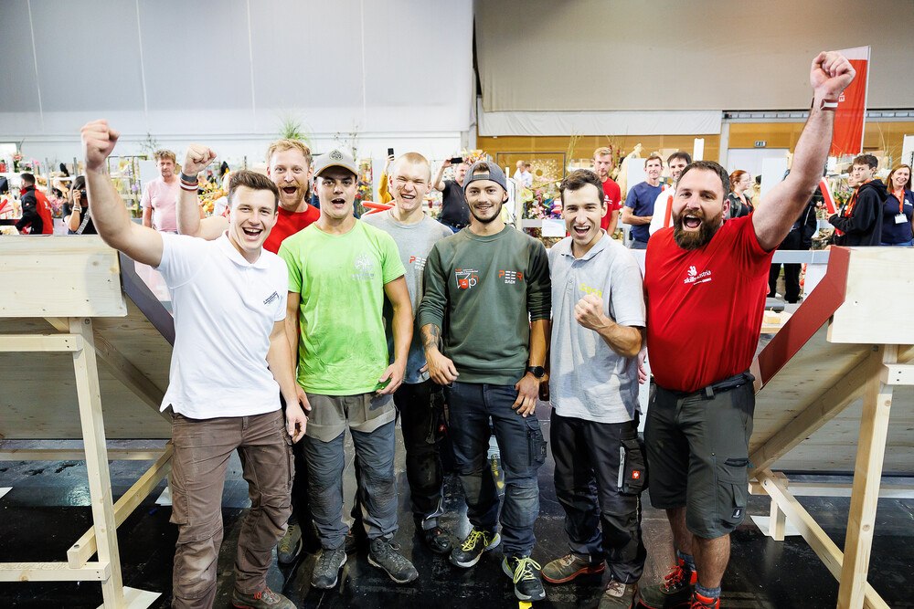 © Skills Austria / Florian Wieser
Die fünf Teilnehmer der AustrianSkills 2023 mit ihren Betreuern Marcel Peer und Anton Matlas.
Die fünf Teilnehmer der AustrianSkills 2023 mit ihren Betreuern Marcel Peer und Anton Matlas.