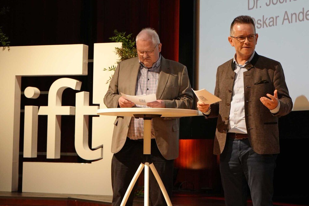 © ift Rosenheim
Die gute Stimmung der mehr als 700 Teilnehmer*innen der 50. Rosenheimer Fenstertage motivierte Jochen Peichl (CEO) und Oskar Anders (Vorstand) vom ift Rosenheim zur lockeren Begrüßung im Dialogformat.
Die gute Stimmung der mehr als 700 Teilnehmer*innen der 50. Rosenheimer Fenstertage motivierte Jochen Peichl (CEO) und Oskar Anders (Vorstand) vom ift Rosenheim zur lockeren Begrüßung im Dialogformat.