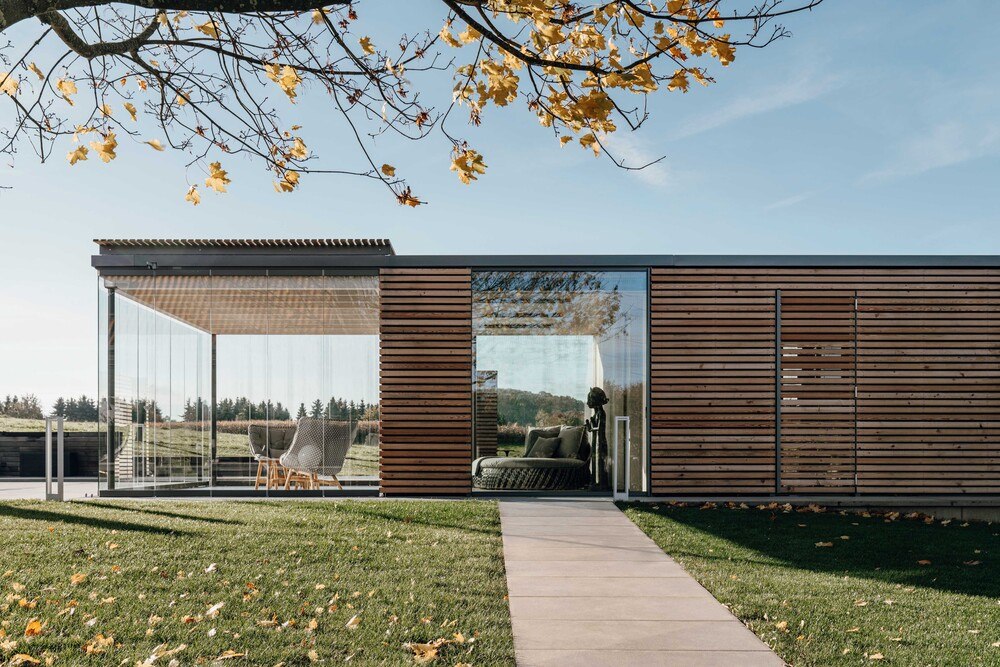 © Solarlux
Kubische Bauformen, großflächige Öffnungen und maximale Transparenz – das sind die wichtigsten Features für einen modernen Winter- oder Sommergarten.
Kubische Bauformen, großflächige Öffnungen und maximale Transparenz – das sind die wichtigsten Features für einen modernen Winter- oder Sommergarten.