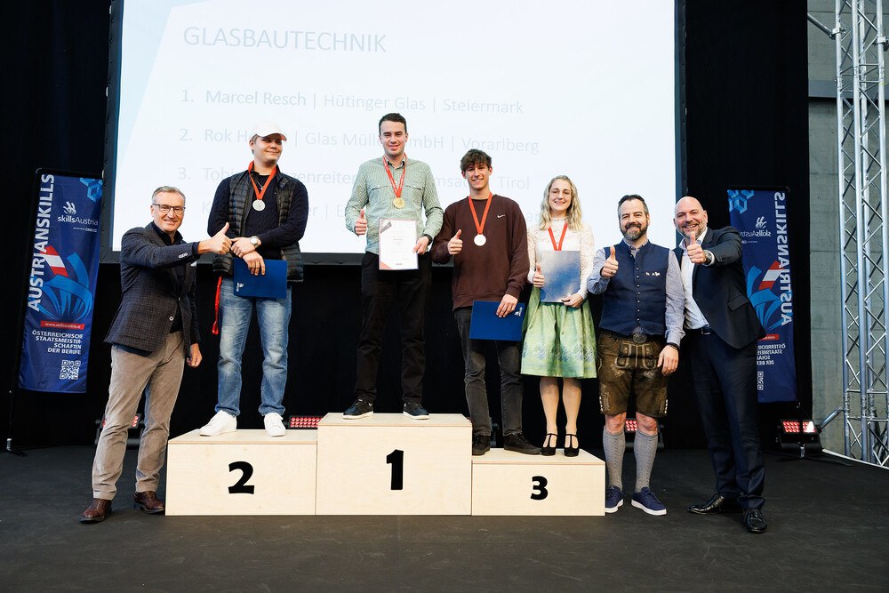 © SkillsAustria/Florian Wieser
Die besten vier Glasbautechniker*innen des Landes haben sich die Stockerlplätze bei den AustrianSkills 2023 in Salzburg hart erkämpft.
Die besten vier Glasbautechniker*innen des Landes haben sich die Stockerlplätze bei den AustrianSkills 2023 in Salzburg hart erkämpft.