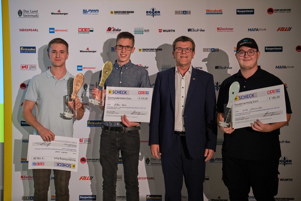 © WKO
Siegerfoto: Bundesinnungsmeister Walter Stackler gratuliert den besten jungen Glasbautechnikern 2023.
Bundesinnungsmeister Walter Stackler gratuliert den besten jungen Glasbautechnikern 2023.