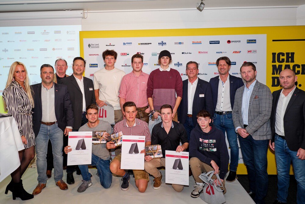 © WKO
Vertreter*innen der Zulieferindustrie gratulieren den besten jungen Dachdeckern zu ihren Erfolgen beim Bundeslehrlingswettbewerb 2023.
Vertreter*innen der Zulieferindustrie gratulieren den besten jungen Dachdeckern zu ihren Erfolgen beim Bundeslehrlingswettbewerb 2023.