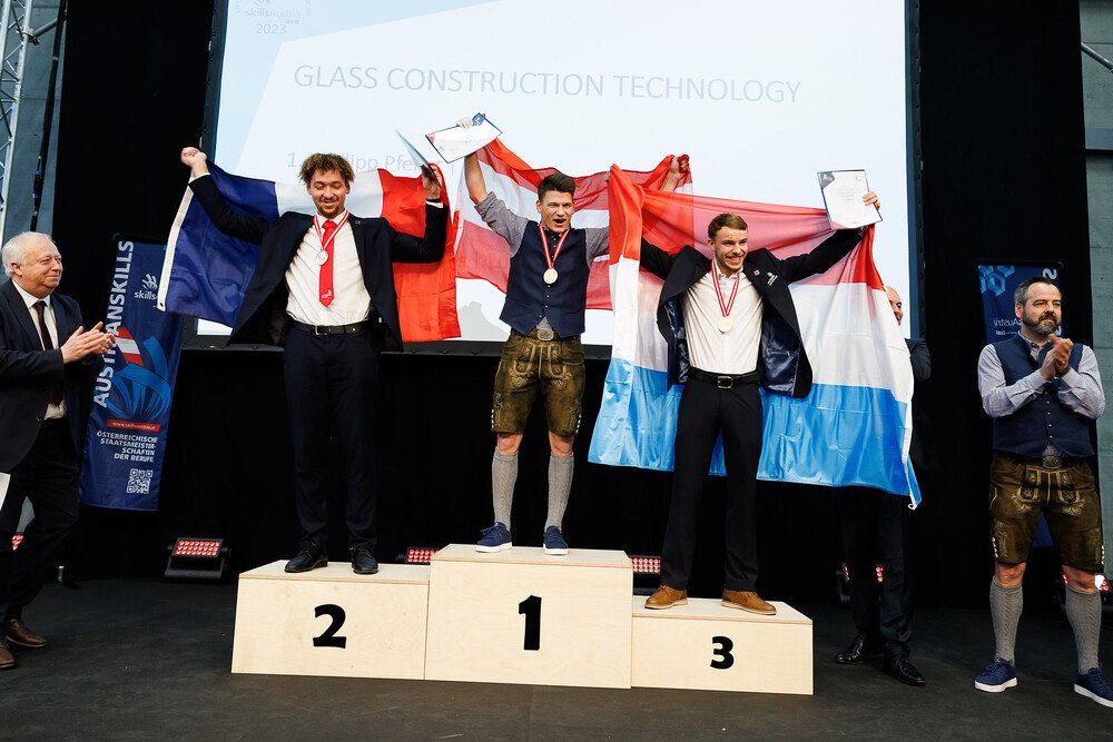 © SkillsAustria/Florian Wieser
Philipp Pfeiler aus der Meister-Schmiede Glas Süd in der Steiermark verteidigte erfolgreich den Titel und ist neuer Europameister in Glasbautechnik.
Philipp Pfeiler aus der Meister-Schmiede Glas Süd in der Steiermark verteidigte erfolgreich den Titel und ist neuer Europameister in Glasbautechnik.