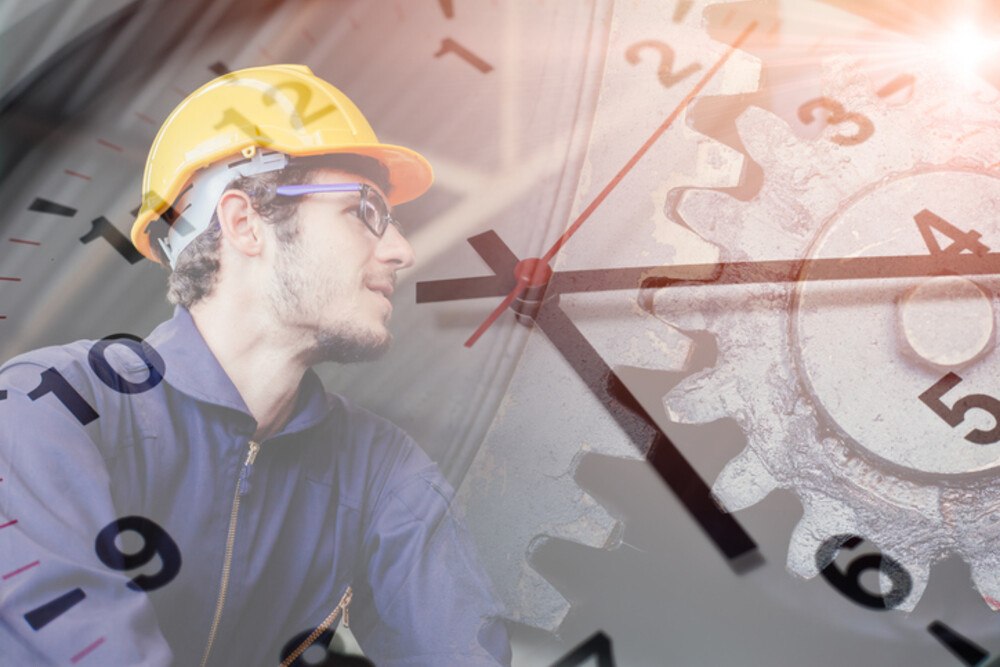 © coffeekai iStock GettyImages Plus Bauarbeiter mit Uhr