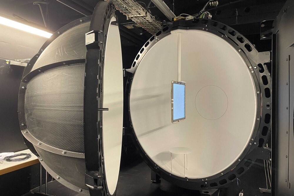 © GG-LED-Glass
Das antimikrobielle GG-LED-Glass in der Ulbricht-Kugel des Fraunhofer-Instituts.
Das antimikrobielle GG-LED-Glass in der Ulbricht-Kugel des Fraunhofer-Instituts.