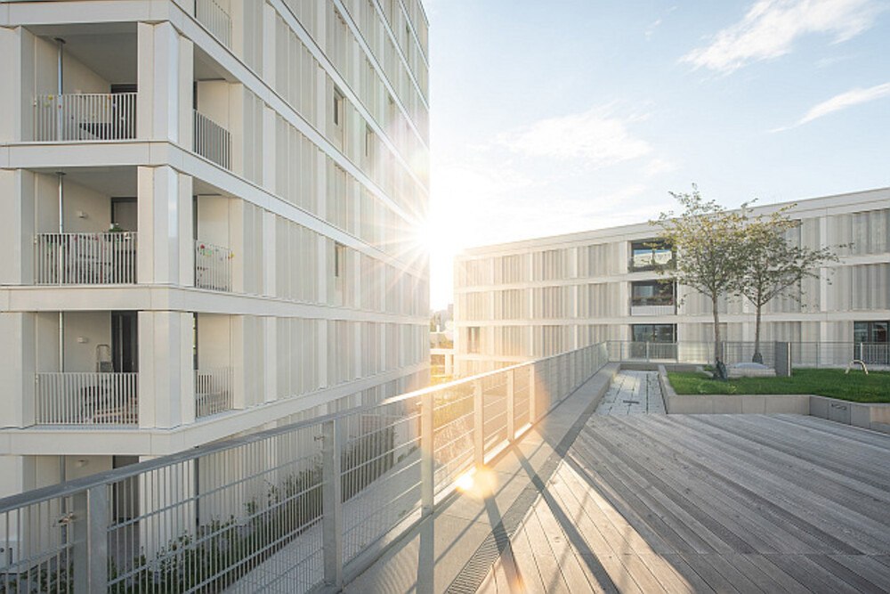 © Solarlux
Balkon in gleißendem Sonnenlicht
Balkon in gleißendem Sonnenlicht