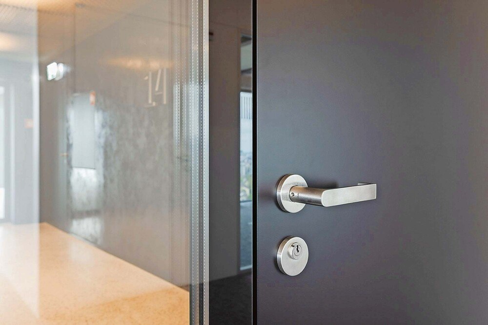 © GLUTZ // Die hochwertigen, edel designten Beschläge lassen sich mit einem digitalen Zugangssystem kombinieren, um Türen komfortabel und berührungslos zu öffnen Edel designte Beschläge