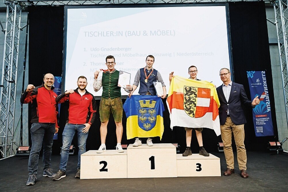 © Skills Austria
Profis am Podest: Udo Gnadenberger (Gold), Thomas Leitner (Silber) und Florian Dörfler (Bronze) haben die Konkurrenz bei den Bau- und Möbeltischlern hinter sich gelassen.
Personen auf einem Siegerpodest