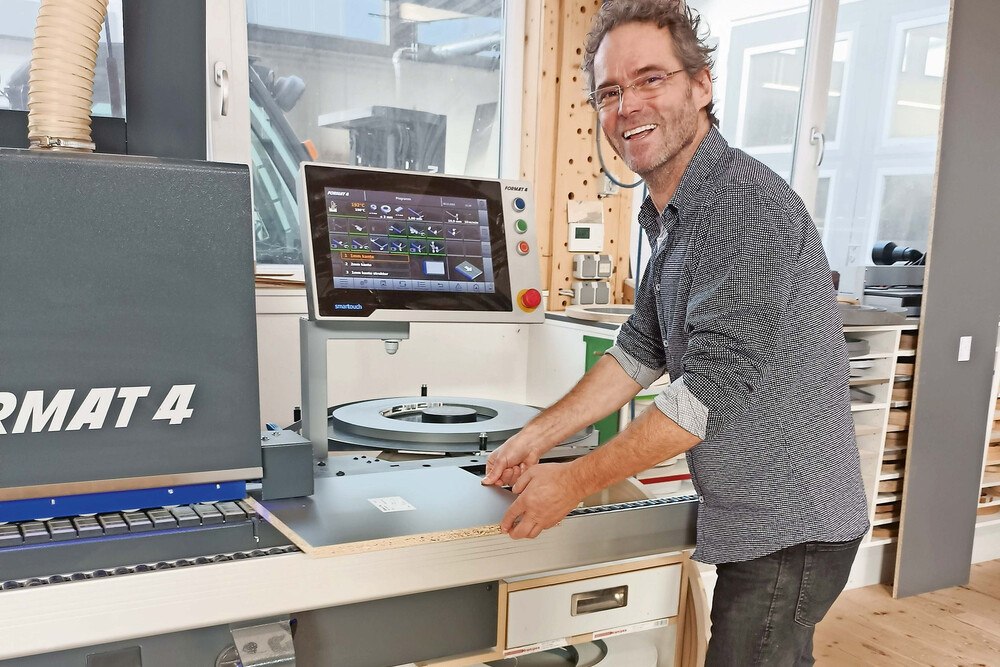 © Wagner // Tischlermeister Franz Schramek an der Kantenanleimmaschine Tempora F60.06: „Bei jeder Maschine habe ich die Rentabilität ausgerechnet." Franz Schramek an der Kantenanleimmaschine Tempora F60.06 von Felder