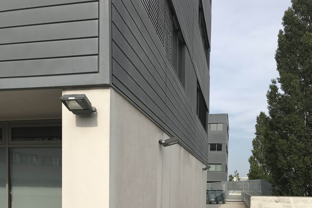 © Rheinzink
VHF versus WDVS. Beide Systeme haben ihre Vor- und Nachteile. Vor einer Entscheidung für ein Sys-tem sollte man sie im Detail betrachten und essentielle Anforderungen vergleichen.
VHF versus WDVS. Beide Systeme haben ihre Vor- und Nachteile. Vor einer Entscheidung für ein Sys-tem sollte man sie im Detail betrachten und essentielle Anforderungen vergleichen.