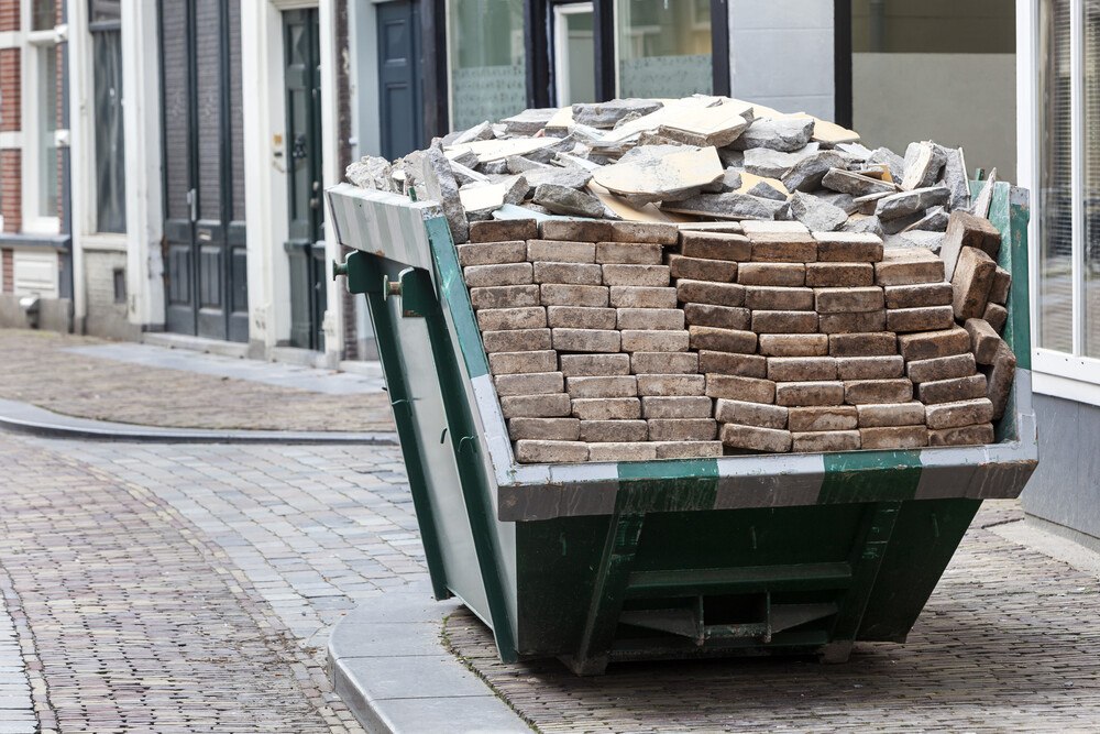 © kievith / iStock / Getty Images Plus abgerissene Ziegelsteine zur wiederverwertung gesammelt