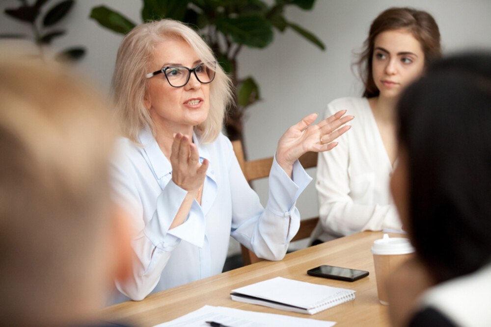 © fizkes iStock Getty Images Plus Eine Führungskraft erklärt ein Thema