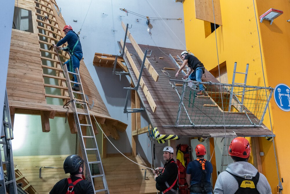 © Hoehenwerkstatt GmbH
In den sechs Trainingszentren der Hoehenwerkstatt finden in ganz Österreich Anfang des Jahres Sicherheitslehrgänge für Dachdecker*innen, Spengler*innen, Holzbauer*innen und Glaser*innen statt.
In den sechs Trainingszentren der Hoehenwerkstatt finden in ganz Österreich Anfang des Jahres Sicherheitslehrgänge für Dachdecker*innen, Spengler*innen, Holzbauer*innen und Glaser*innen statt.