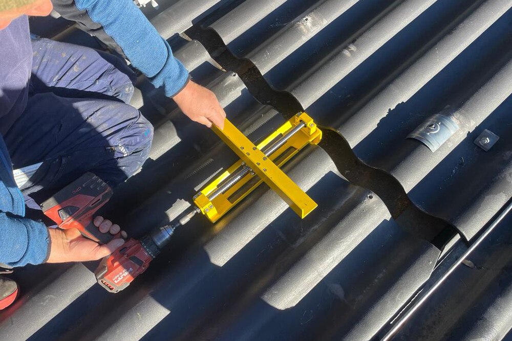 © Pontilli
Vom Handwerker für Handwerker entwickelt: Mit dem "Wellenlöser" lassen sich Wellplatten zum Austausch ohne Mühe nach hinten schieben.
Vom Handwerker für Handwerker entwickelt: Mit dem "Wellenlöser" lassen sich Wellplatten zum Austausch ohne Mühe nach hinten schieben.