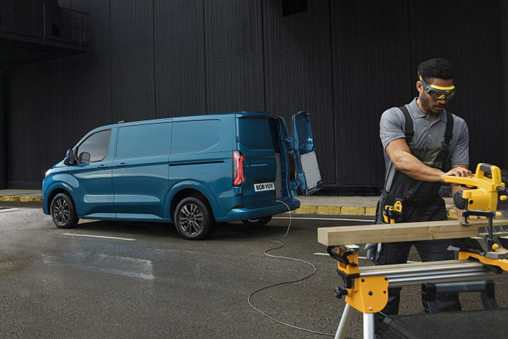© Ford Austria Handwerker vor Transportfahrzeug