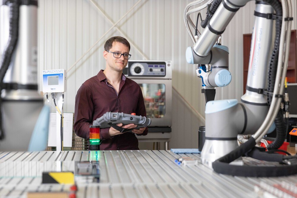 © Universal Robots
Dank Cobots verfügt Bader Glastechnologie heute über eine Automatisierungslösung, die einfach programmierbar und flexibel ist.
Dank Cobots verfügt Bader Glastechnologie heute über eine Automatisierungslösung, die einfach programmierbar und flexibel ist.