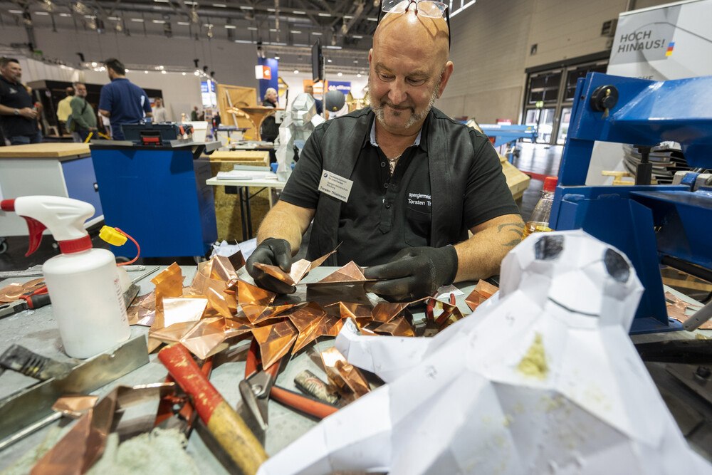 © GHM
Das Spenglerhandwerk präsentiert sich mit einem eigenen Workspace und täglichen Vorführungen auf der Messe.
Das Spenglerhandwerk präsentiert sich mit einem eigenen Workspace und täglichen Vorführungen auf der Messe.