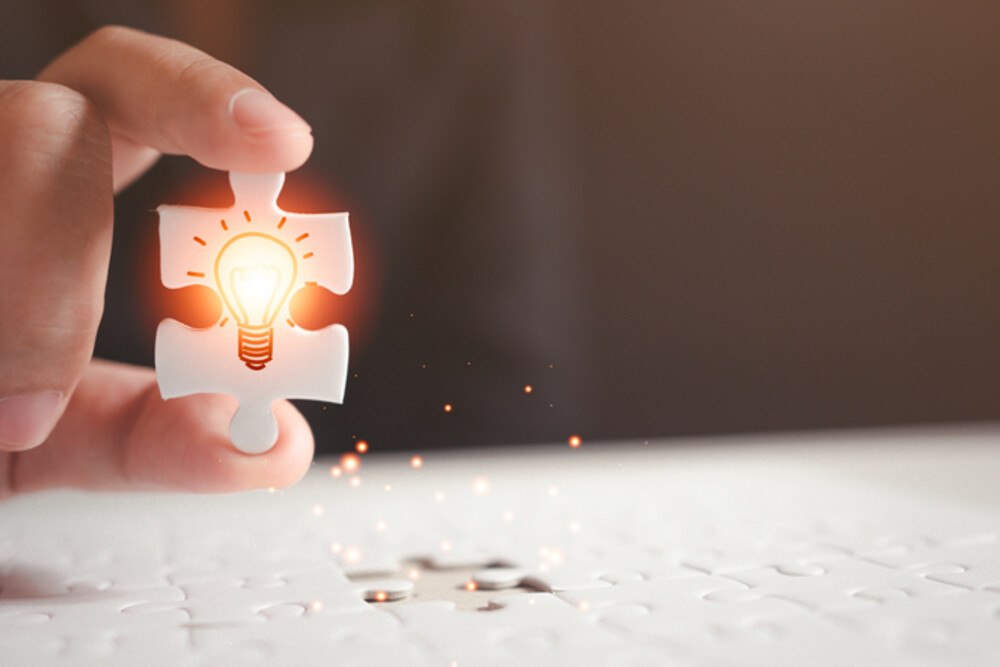 © WINEXA iStock GettyImages Plus Puzzleteil mit leuchtender Glühbirne