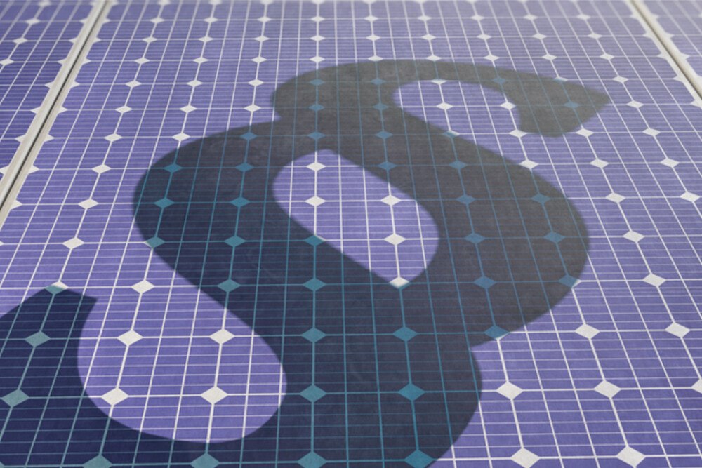 © DesignRage iStock GettyImages Plus Photovoltaikanlage mit Paragraphenzeichen