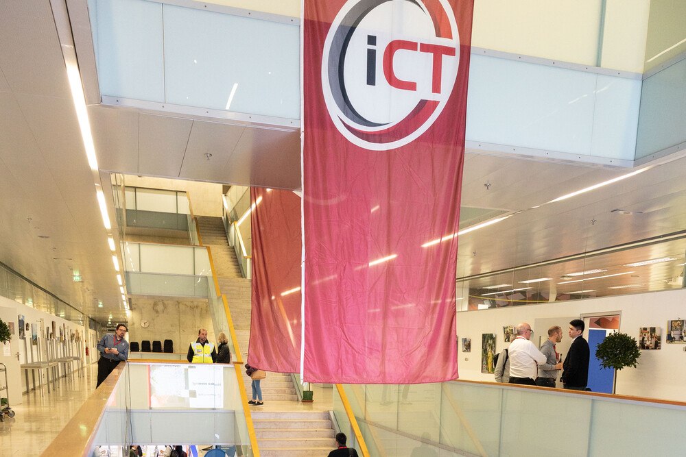 © B. Plank - imBILDE.at
Mehr als 300 Expert*innen aus Wirtschaft und Wissenschaft waren von 6. bis 9. Februar bei der iCT-Konferenz am Campus Wels vertreten.
 ICT (Industrielle Computertomographie) Plakat am Campus Wels der FH Oberösterreich