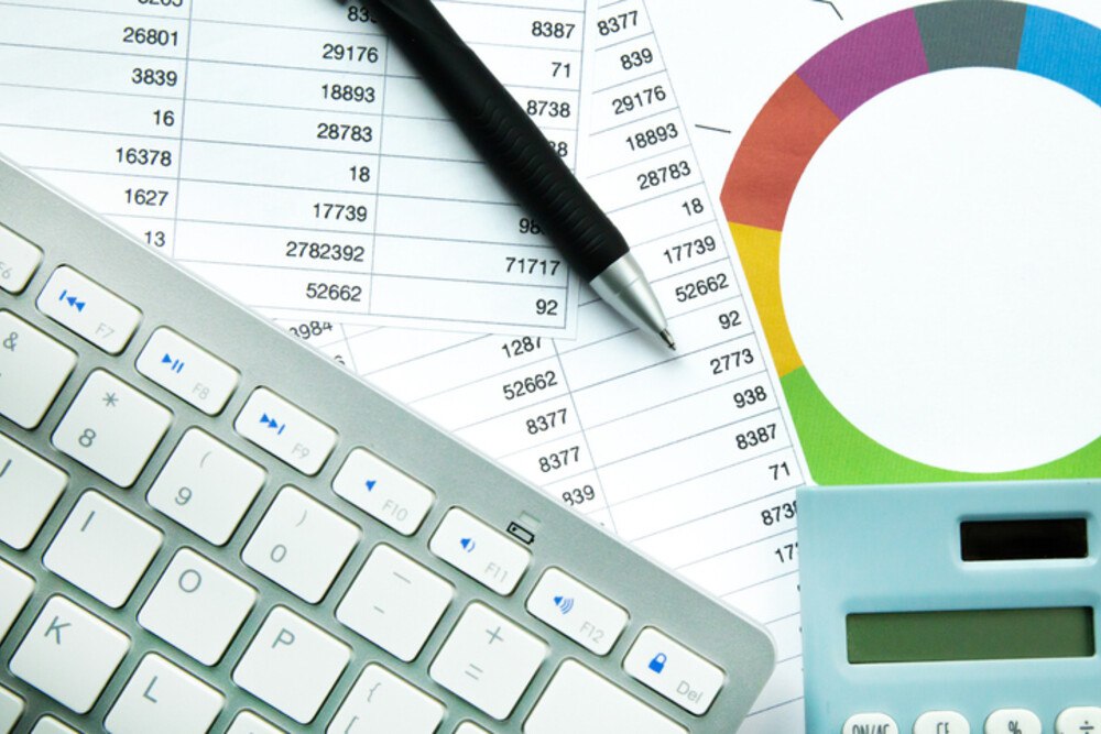© niphon iStock GettyImages Plus Tastatur, Diagramm und Zahlen