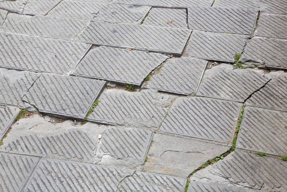 © Francesco Scatena iStock Getty Images Plus
Symbolbild
Kaputte Steinplatten