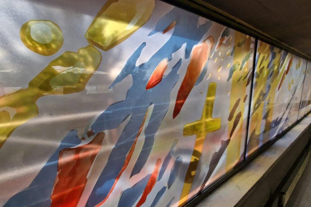 © Erna Opitz
Die Berliner Künstlerin Marie-Luise Dähne gestaltete die neuen Fenster der Pfarrkirche Apetlon mit einer abstrahierenden Darstellung des Lebens und Martyriums der Heiligen Margaretha von Antiochien.
Die Berliner Künstlerin Marie-Luise Dähne gestaltete die neuen Fenster der Pfarrkirche Apetlon mit einer abstrahierenden Darstellung des Lebens und Martyriums der Heiligen Margaretha von Antiochien.