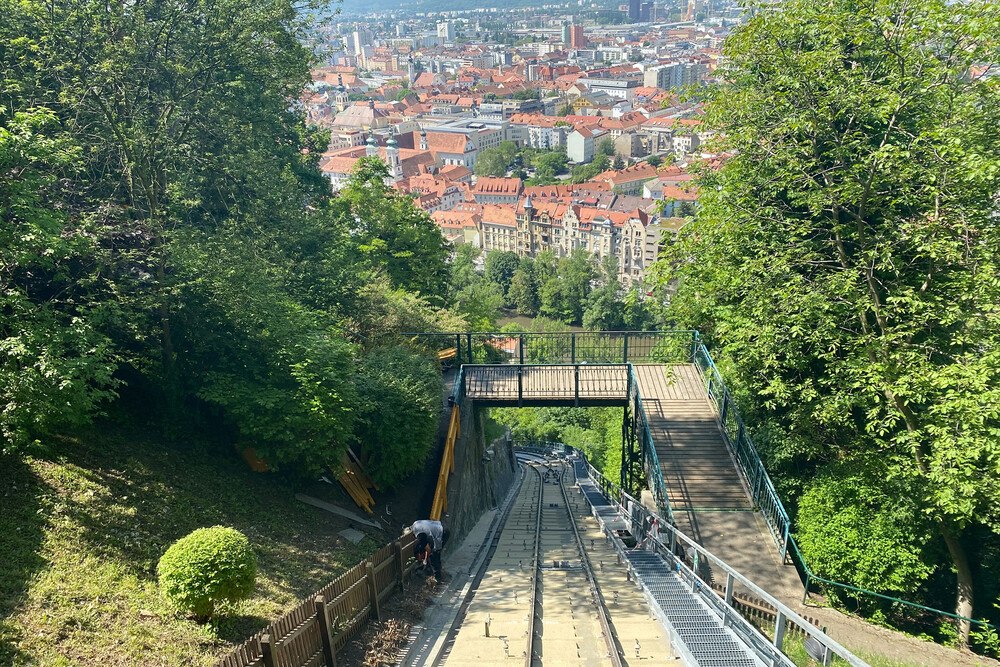 © Triflex
Die Trasse der Schlossbergbahn in Graz ist dank der neuen Oberfläche wieder vor Feuchtigkeitseintrag geschützt.
Die Trasse der Schlossbergbahn in Graz ist dank der neuen Oberfläche wieder vor Feuchtigkeitseintrag geschützt.
