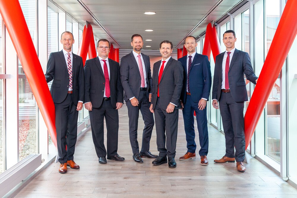 © Würth
(v.l.) Josef Bierbaumer, Stefan Gugerell, Mario Schindlmayr, Alfred
Wurmbrand, Michael Hempt, Laurenz Tanzer
Das neue Managementteam von Würth Österreich