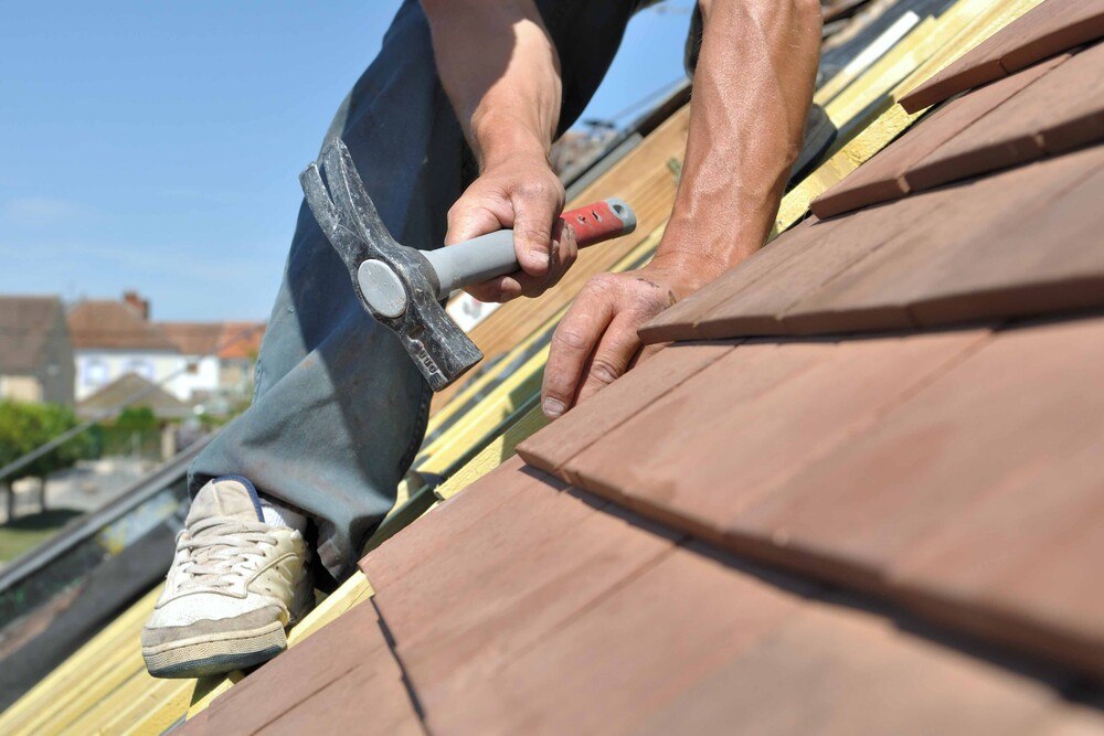 © iStock / Getty Images Plus / Sanddebeautheil
Die Erlöse der Hersteller von Deckmaterialien für Steildächer sind im vergangenen Jahr sowohl im Neubau als auch in der Sanierung gesunken.
Die Erlöse der Hersteller von Deckmaterialien für Steildächer sind im vergangenen Jahr sowohl im Neubau als auch in der Sanierung gesunken.