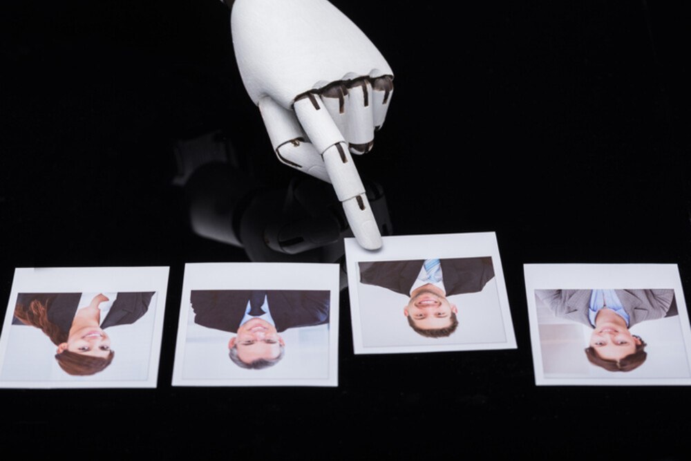 © andreypopov iStock gettyimages plus Ein Roboterfinger zeigt auf ein Passfoto