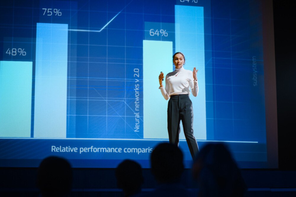 © gorodenkoff iStock Getty Images Plus Vortrag mit Diagrammen im Hintergrund
